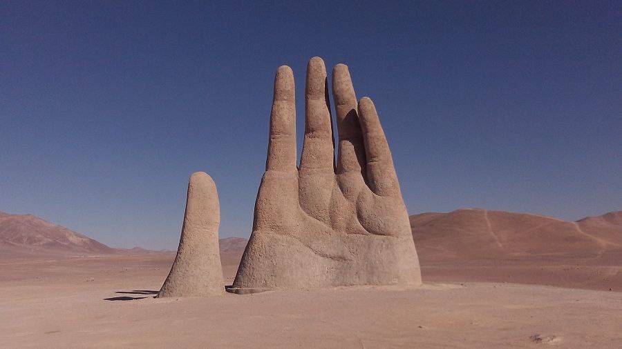 مجسمه دست غول بیابان